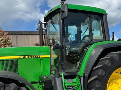 John Deere 6910