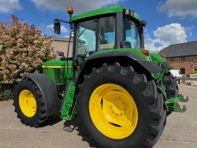 John Deere 6910