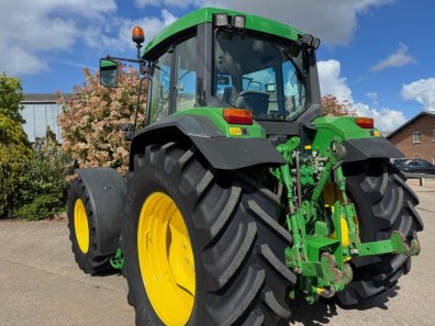 John Deere 6910