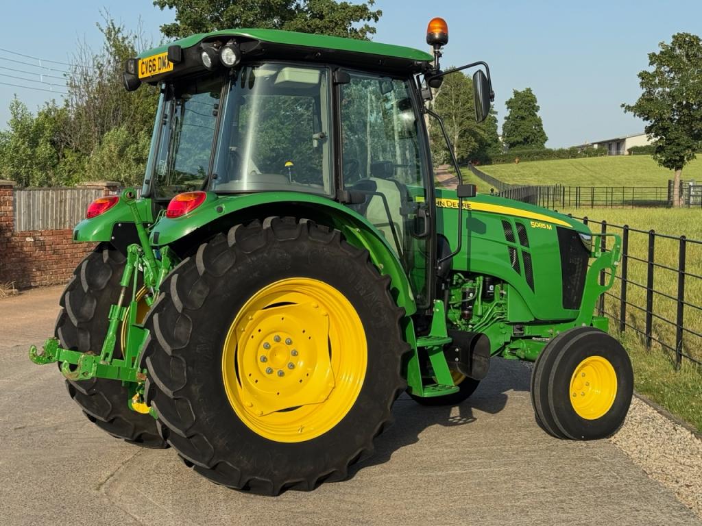 John Deere 5085M
