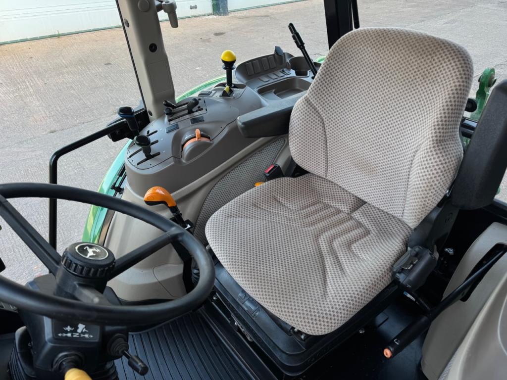 John Deere 5085M