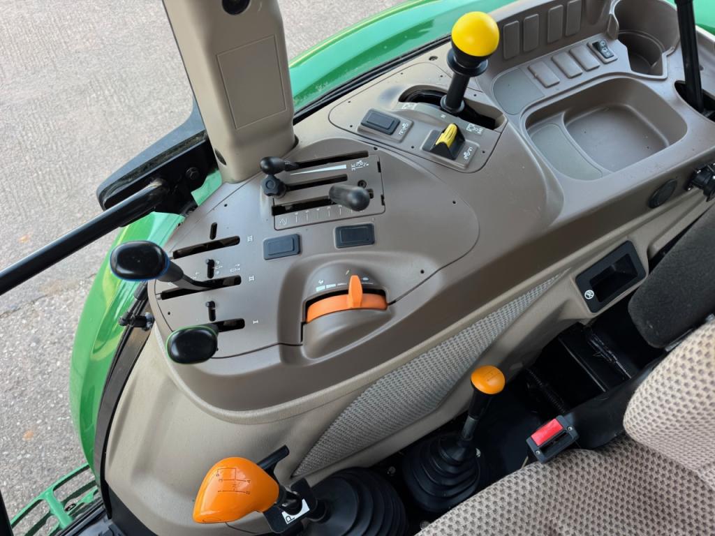 John Deere 5085M