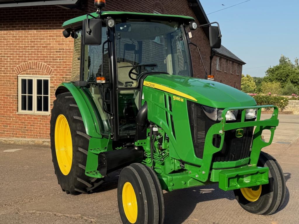 John Deere 5085M
