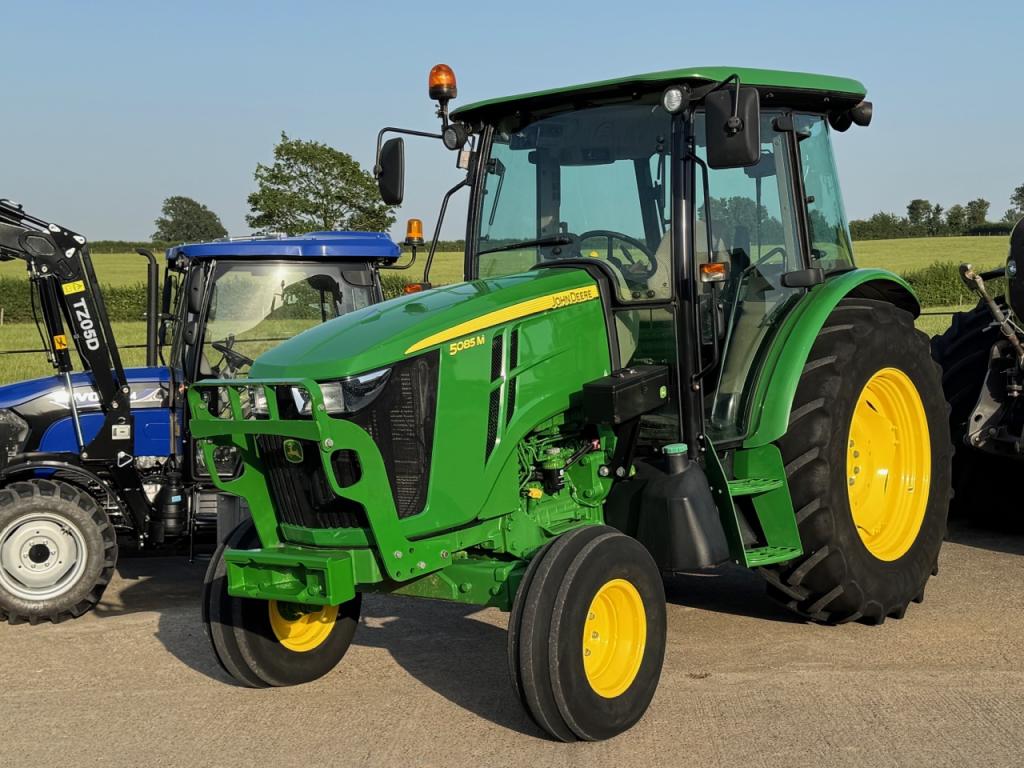 John Deere 5085M