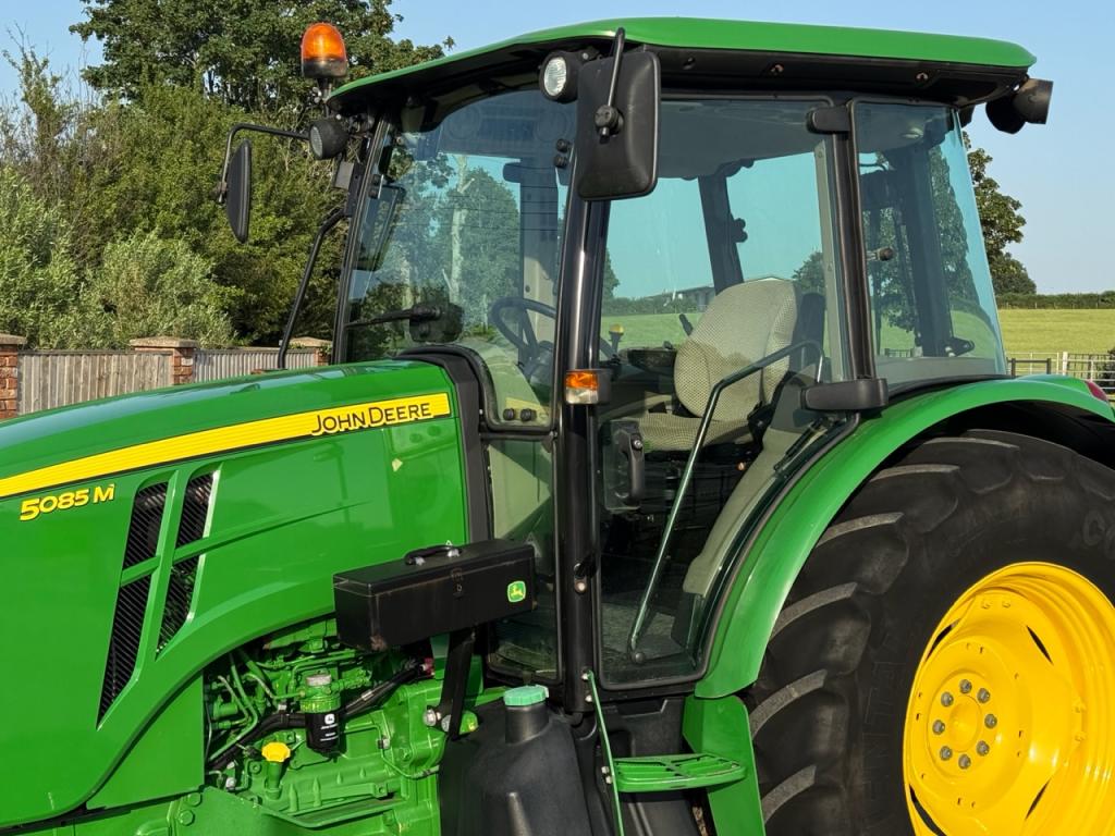 John Deere 5085M