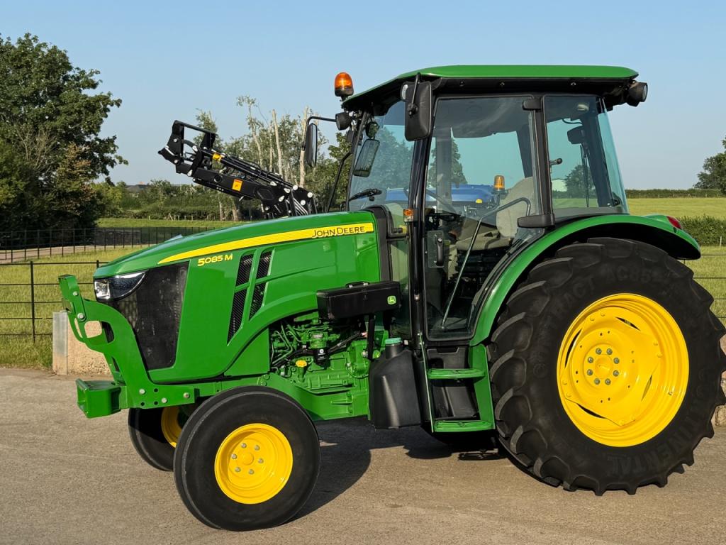 John Deere 5085M