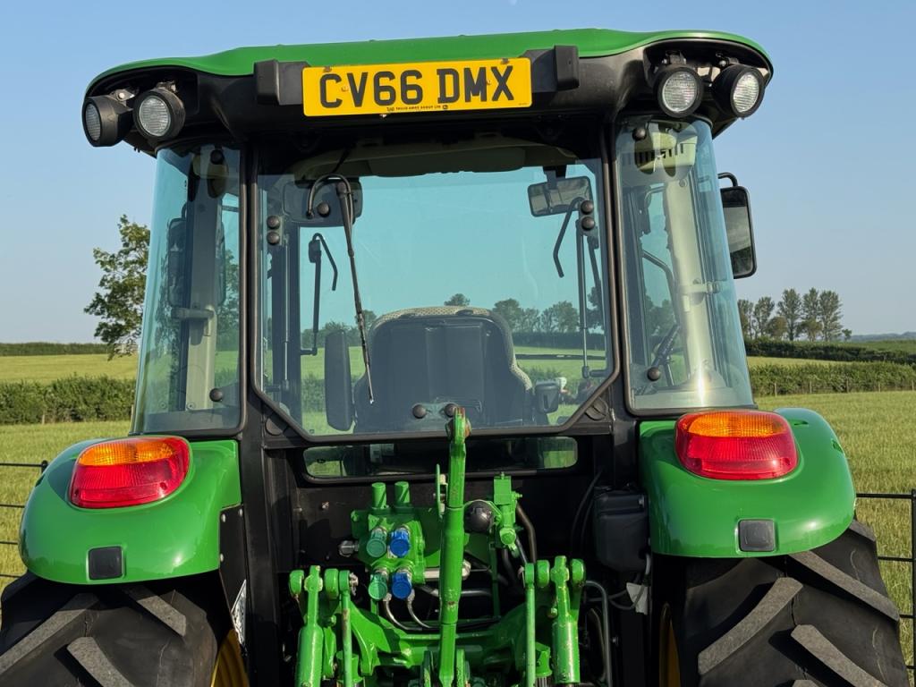 John Deere 5085M