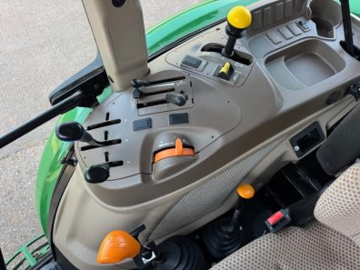 John Deere 5085M