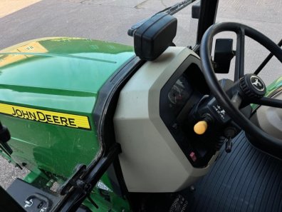 John Deere 5085M