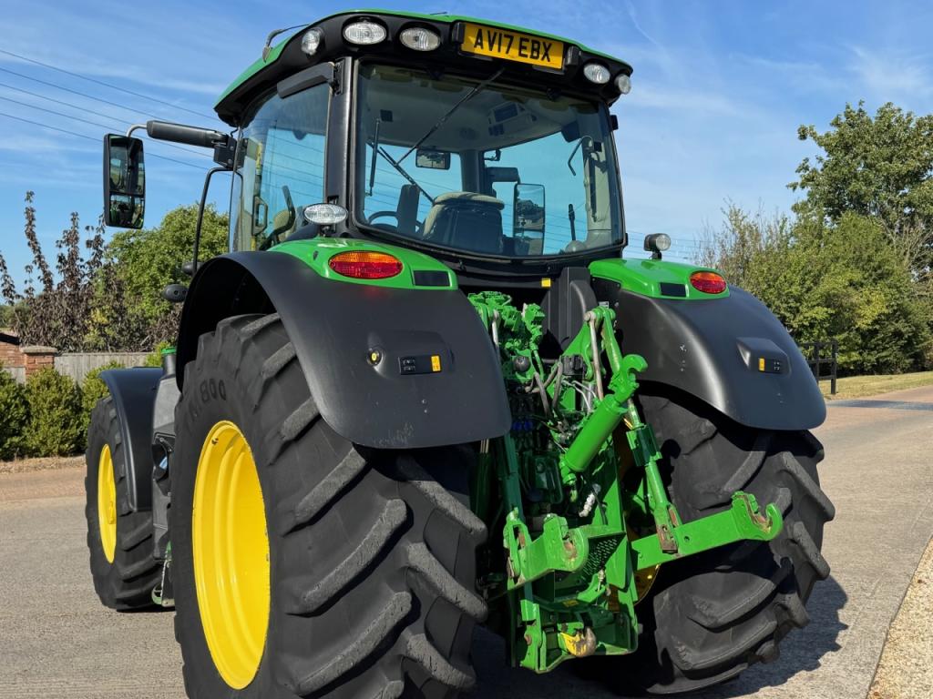 John Deere 6215R