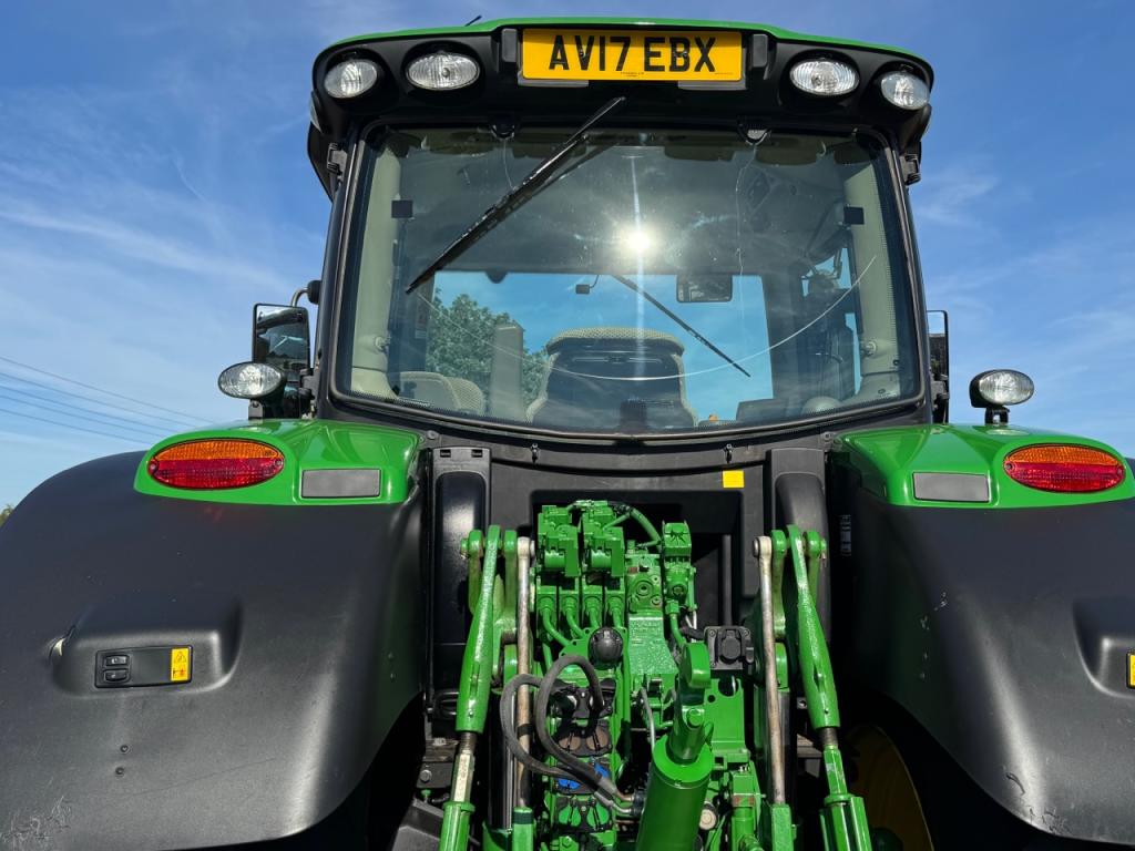 John Deere 6215R