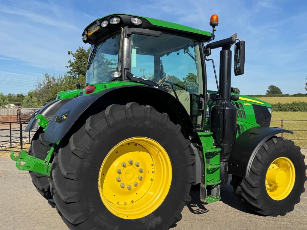 John Deere 6215R