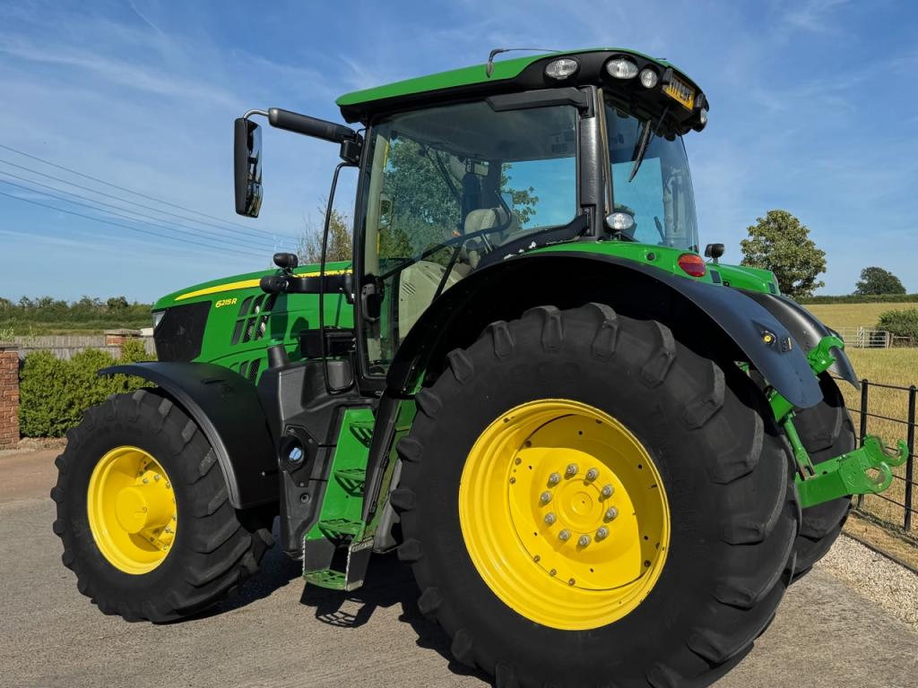 John Deere 6215R