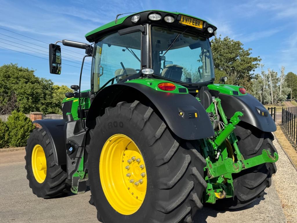 John Deere 6215R