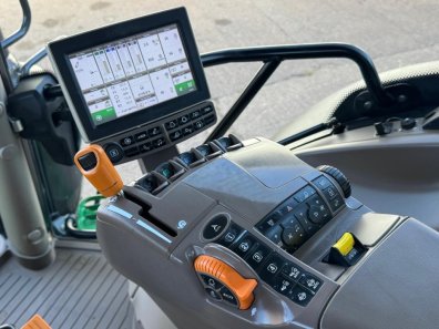John Deere 6215R