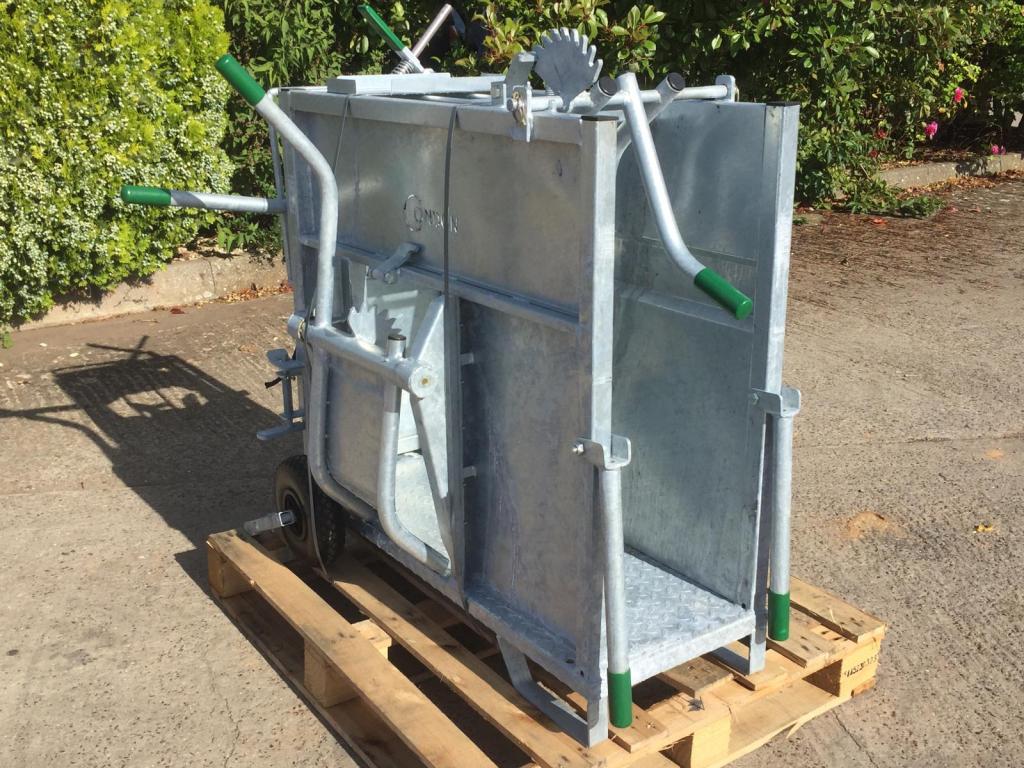 Condon Engineering deluxe dehorning crate
