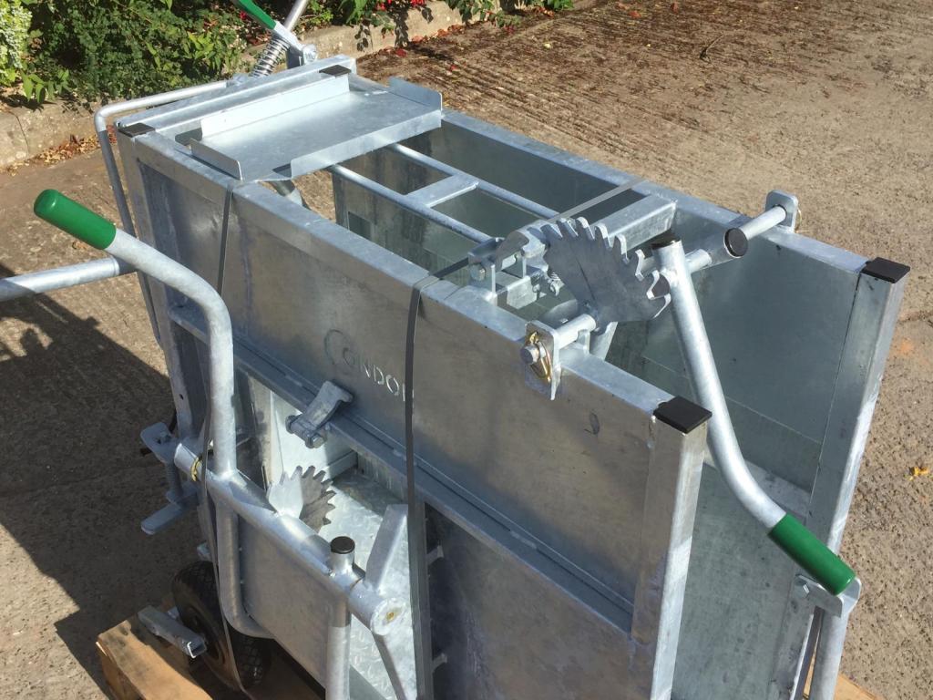 Condon Engineering deluxe dehorning crate