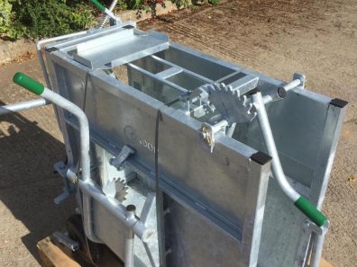 Condon Engineering deluxe dehorning crate