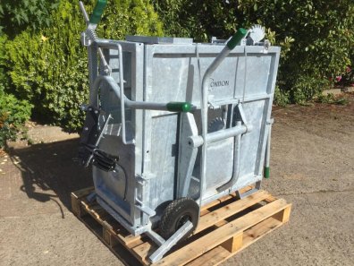 Condon Engineering deluxe dehorning crate