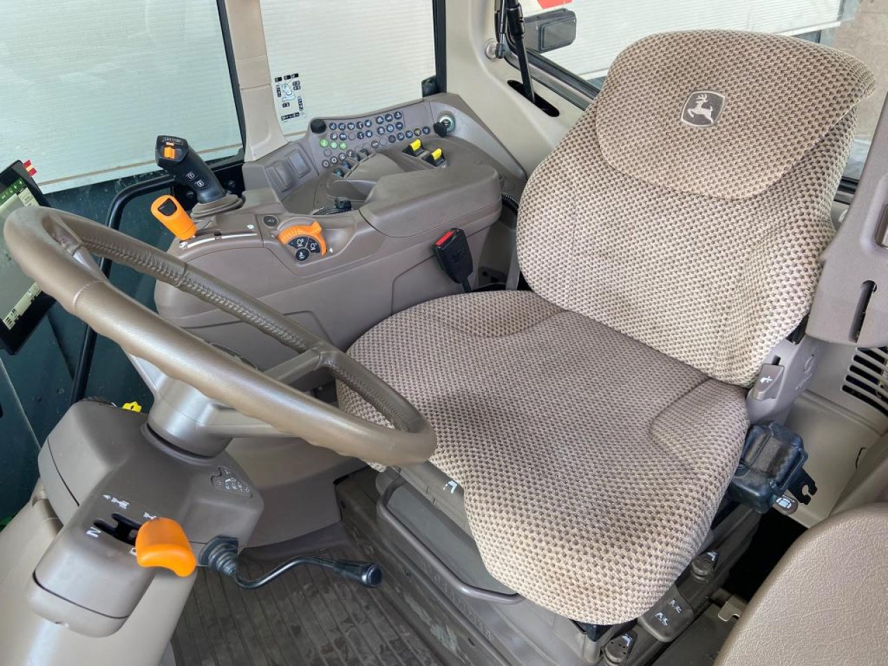 John Deere 6M 240