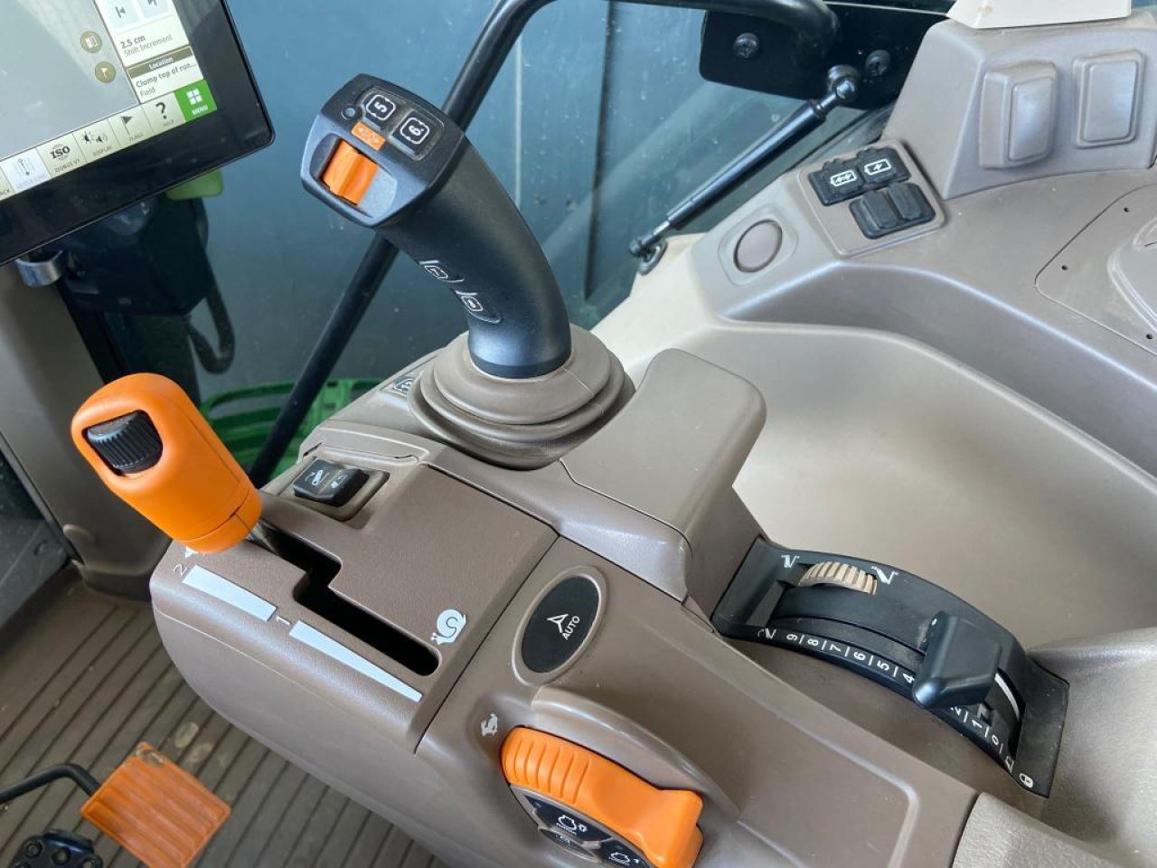 John Deere 6M 240