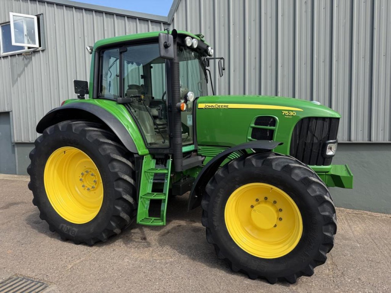 John Deere 7530