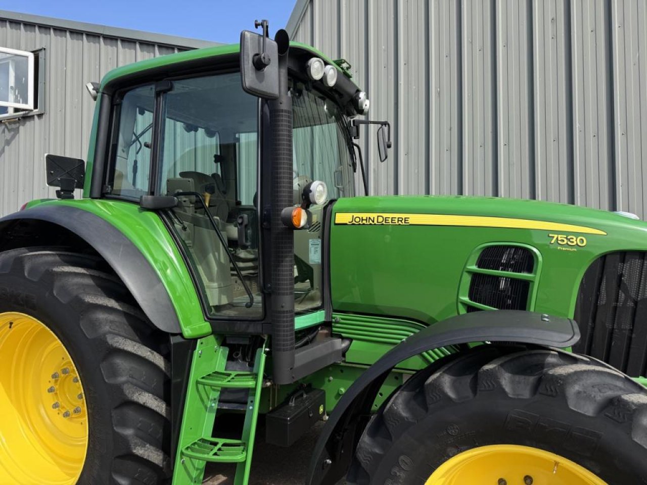 John Deere 7530