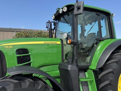 John Deere 7530