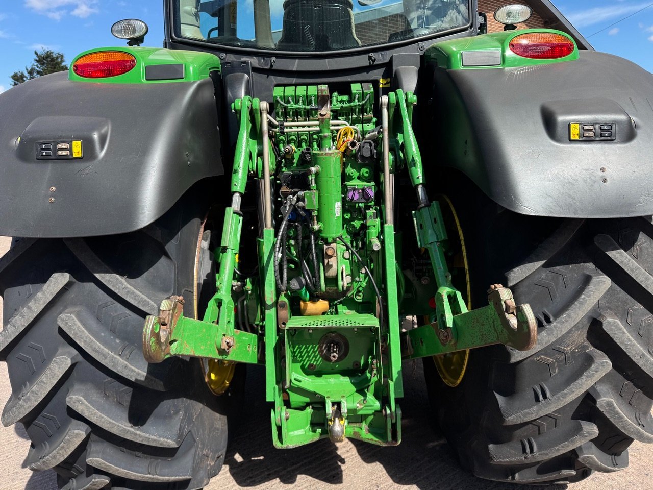John Deere 6215R
