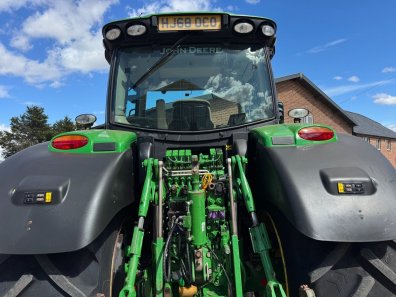 John Deere 6215R