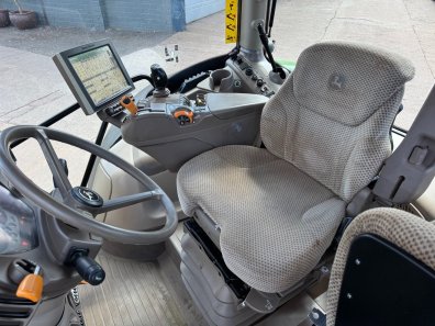 John Deere 6215R