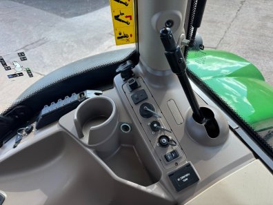 John Deere 6215R