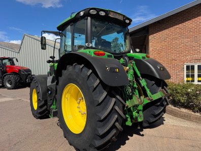 John Deere 6215R