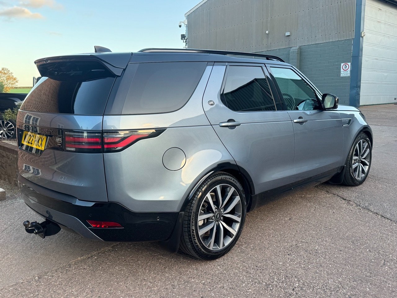 Land Rover Discovery SE R-Dynamic commercial D300