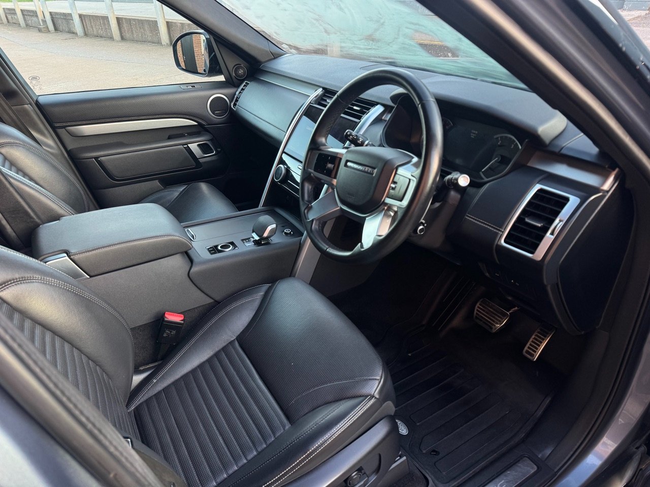 Land Rover Discovery SE R-Dynamic commercial D300