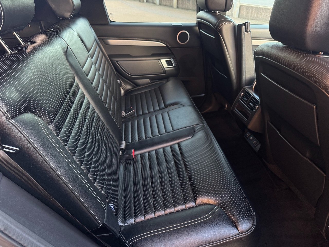 Land Rover Discovery SE R-Dynamic commercial D300