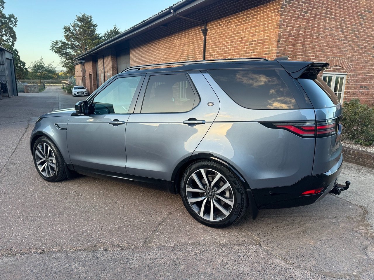 Land Rover Discovery SE R-Dynamic commercial D300
