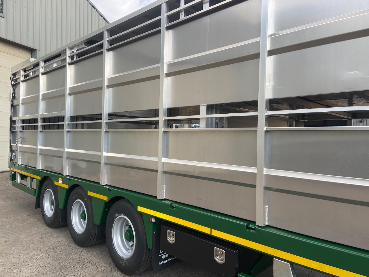 Bailey 20 ton flat deck loader livestock trailer