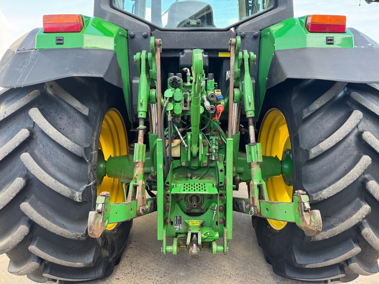 John Deere 6810