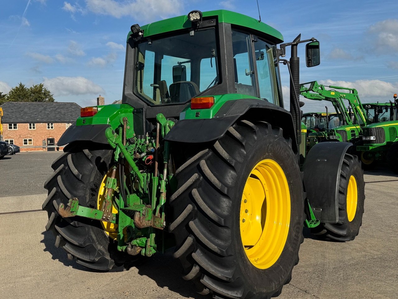 John Deere 6810