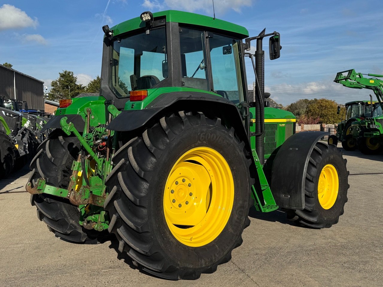 John Deere 6810
