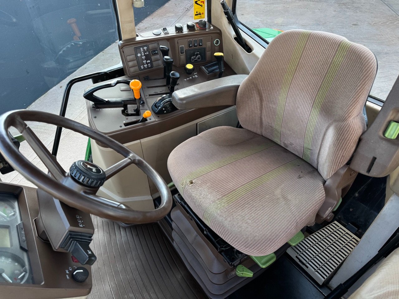 John Deere 6810