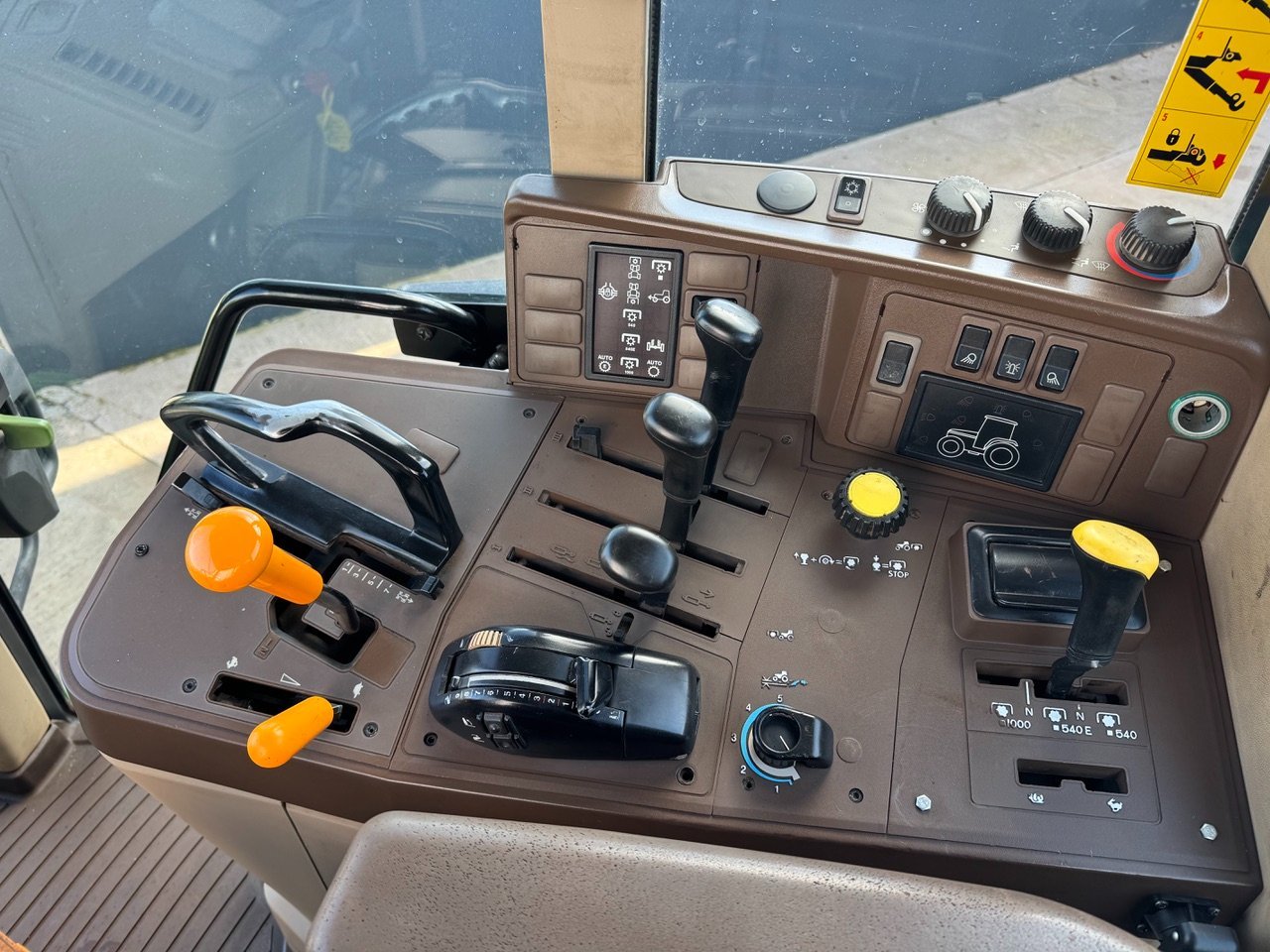 John Deere 6810