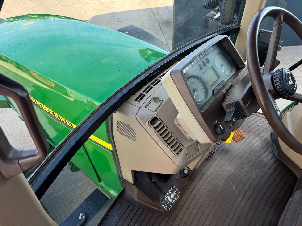 John Deere 6810
