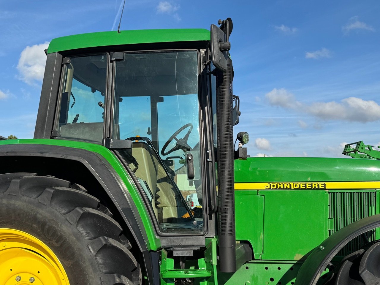 John Deere 6810