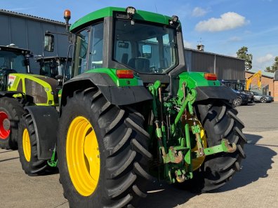 John Deere 6810