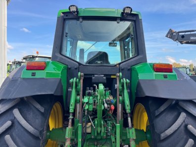 John Deere 6810