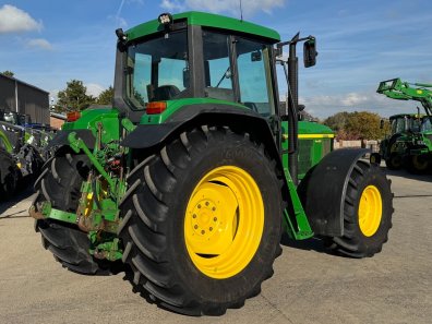 John Deere 6810