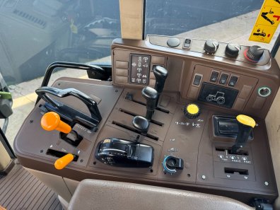 John Deere 6810