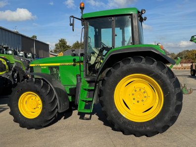 John Deere 6810